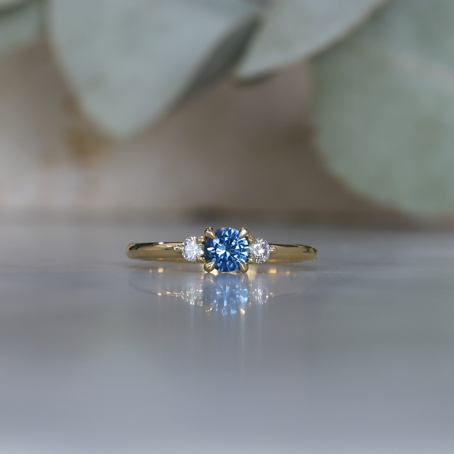 PICCOLO LUNAR TRILOGY / 4.50mm ROUND MONTANA SAPPHIRE RING