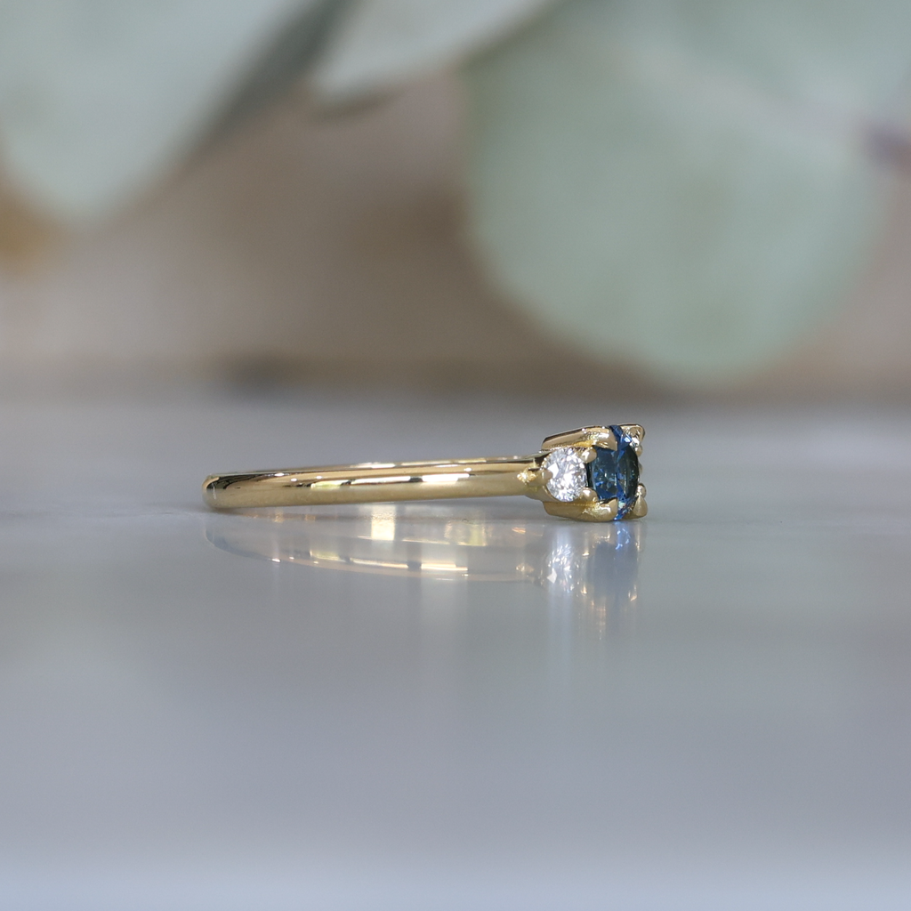 PICCOLO LUNAR TRILOGY / 4.50mm ROUND MONTANA SAPPHIRE RING
