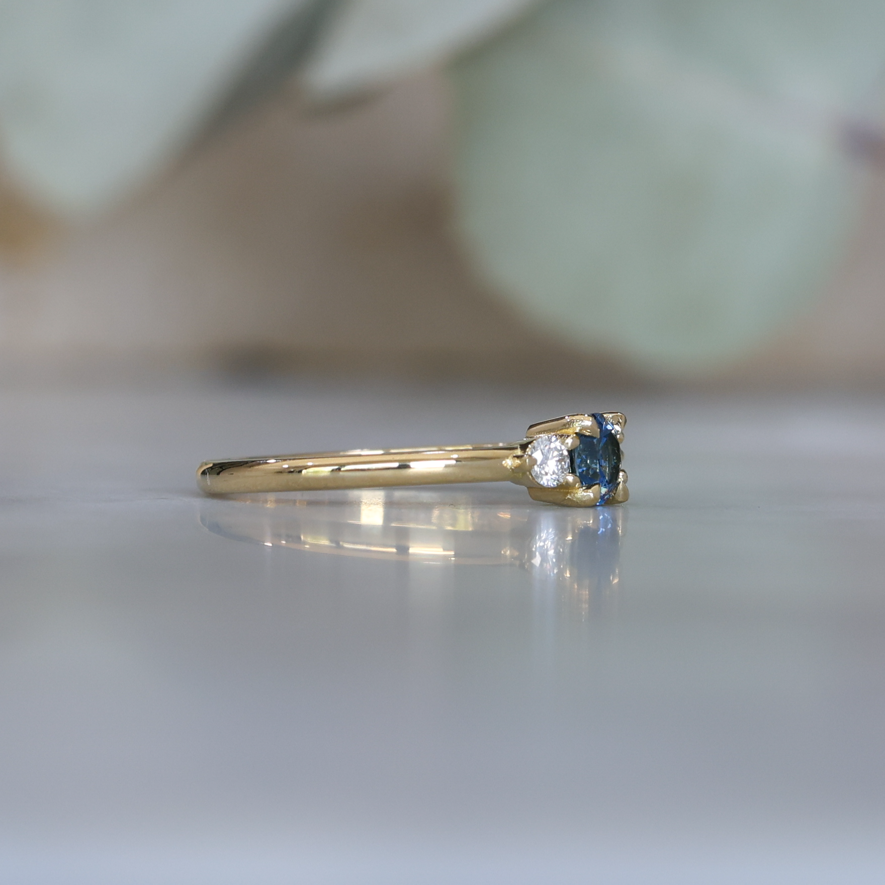 PICCOLO LUNAR TRILOGY / 4.50mm ROUND MONTANA SAPPHIRE RING