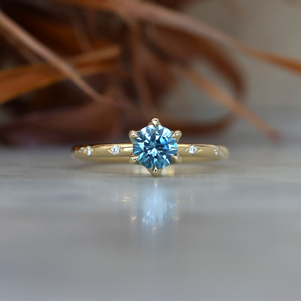 STARDUST / 0.70ct ROUND MONTANA SAPPHIRE SOLITAIRE ENGAGEMENT RING