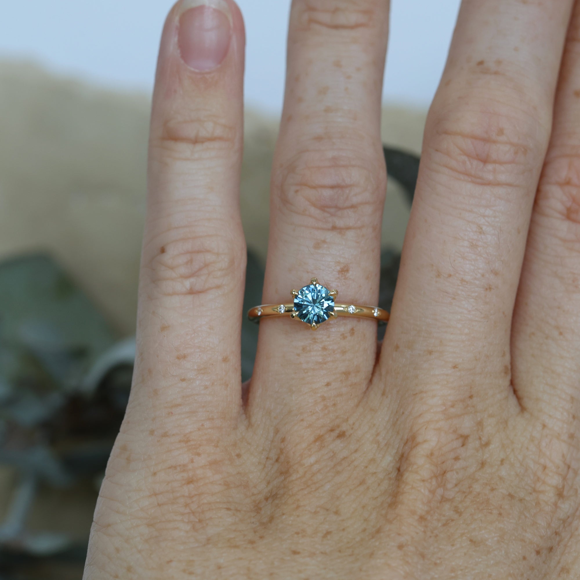 STARDUST / 0.70ct ROUND MONTANA SAPPHIRE SOLITAIRE ENGAGEMENT RING