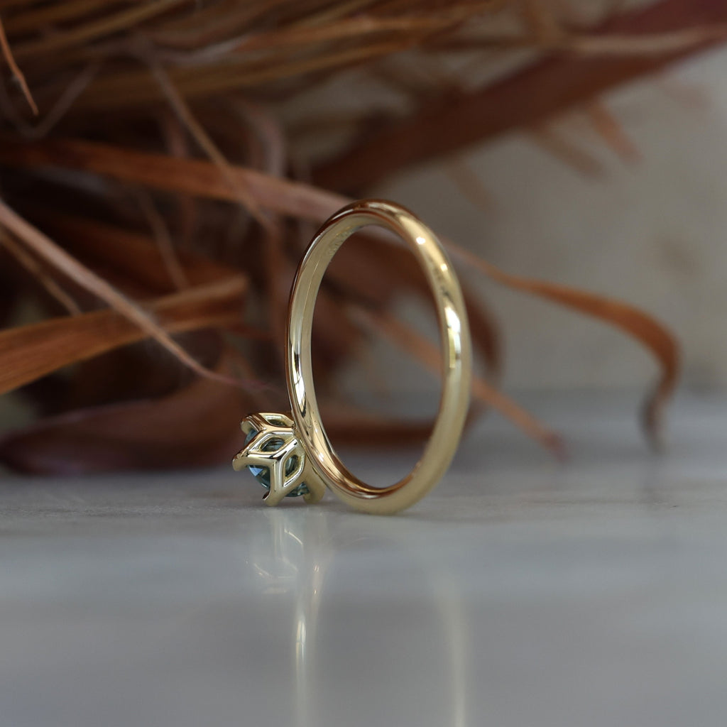 STARDUST / 0.70ct ROUND MONTANA SAPPHIRE SOLITAIRE ENGAGEMENT RING