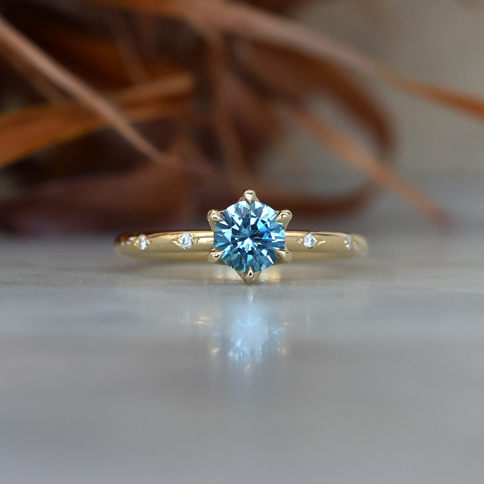 STARDUST / 0.70ct ROUND MONTANA SAPPHIRE SOLITAIRE ENGAGEMENT RING