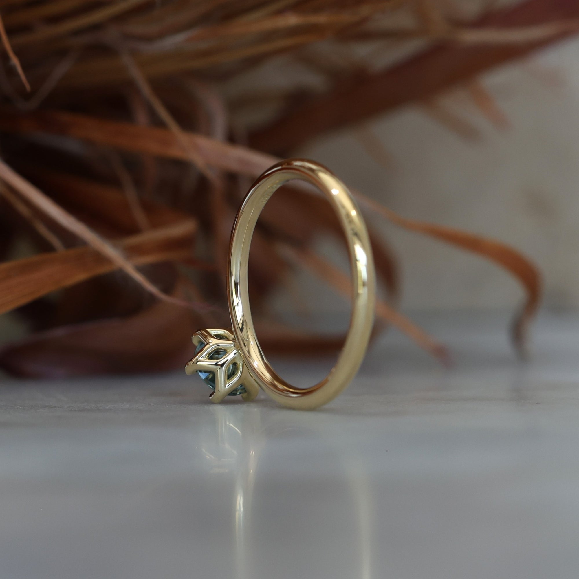 STARDUST / 0.70ct ROUND MONTANA SAPPHIRE SOLITAIRE ENGAGEMENT RING