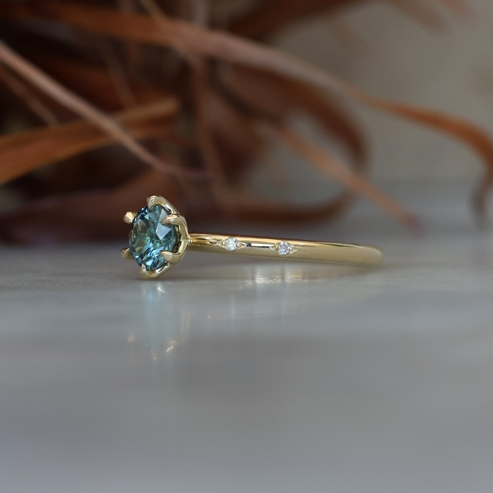 STARDUST / 0.70ct ROUND MONTANA SAPPHIRE SOLITAIRE ENGAGEMENT RING