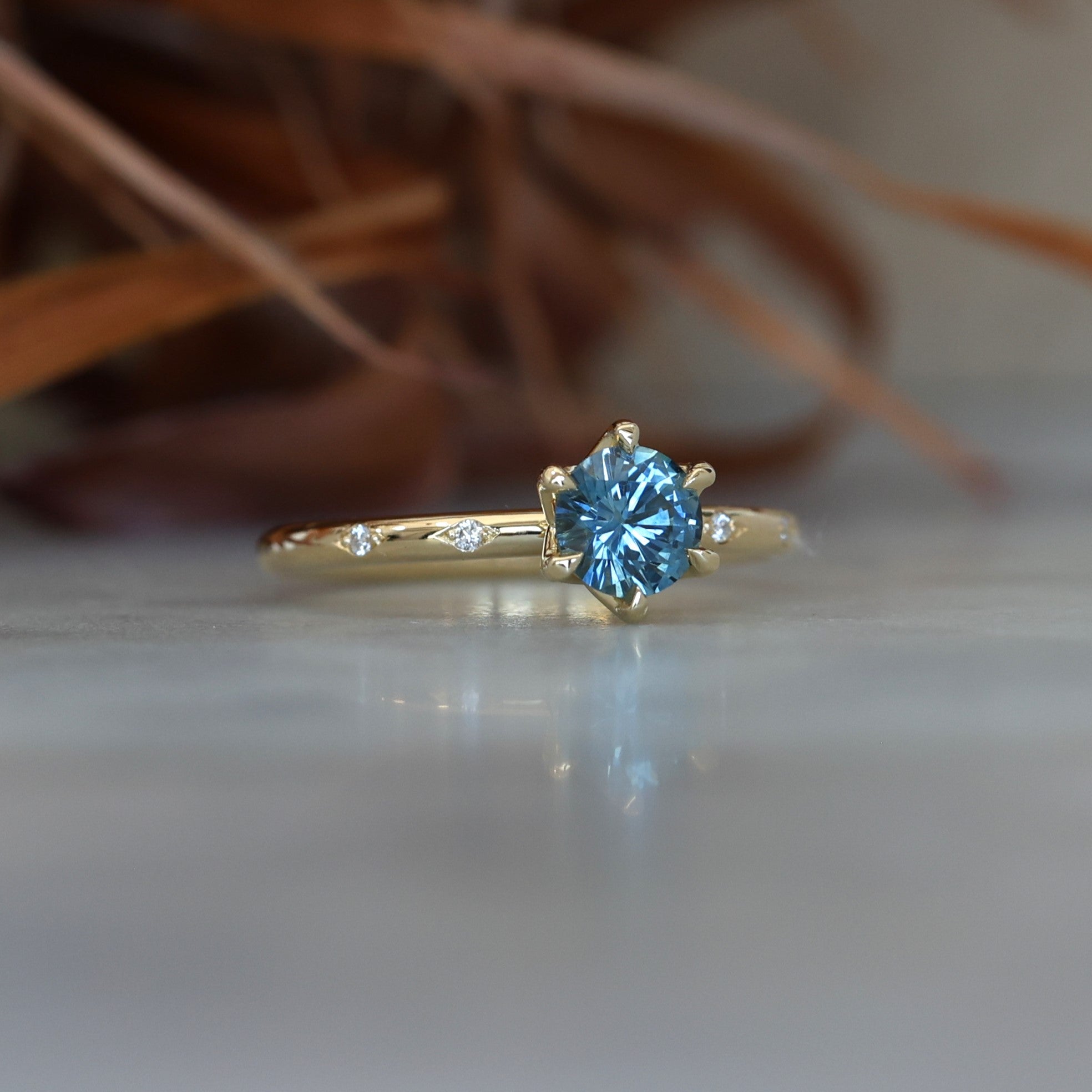 STARDUST / 0.70ct ROUND MONTANA SAPPHIRE SOLITAIRE ENGAGEMENT RING