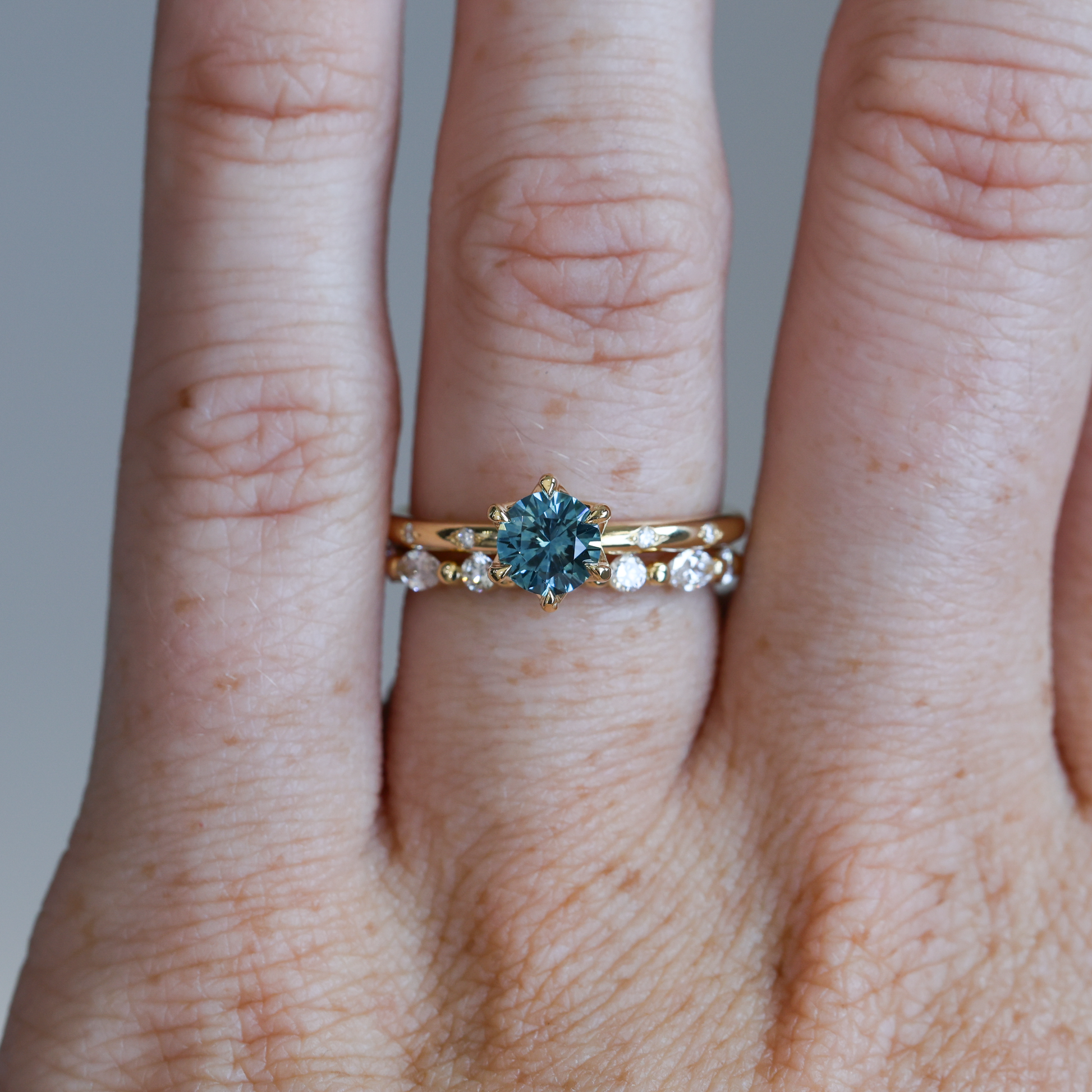 STARDUST / 0.70ct ROUND MONTANA SAPPHIRE SOLITAIRE ENGAGEMENT RING