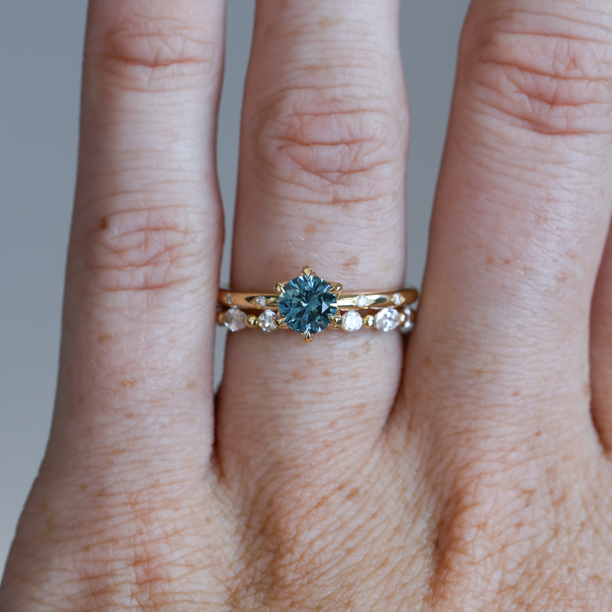 STARDUST / 0.70ct ROUND MONTANA SAPPHIRE SOLITAIRE ENGAGEMENT RING