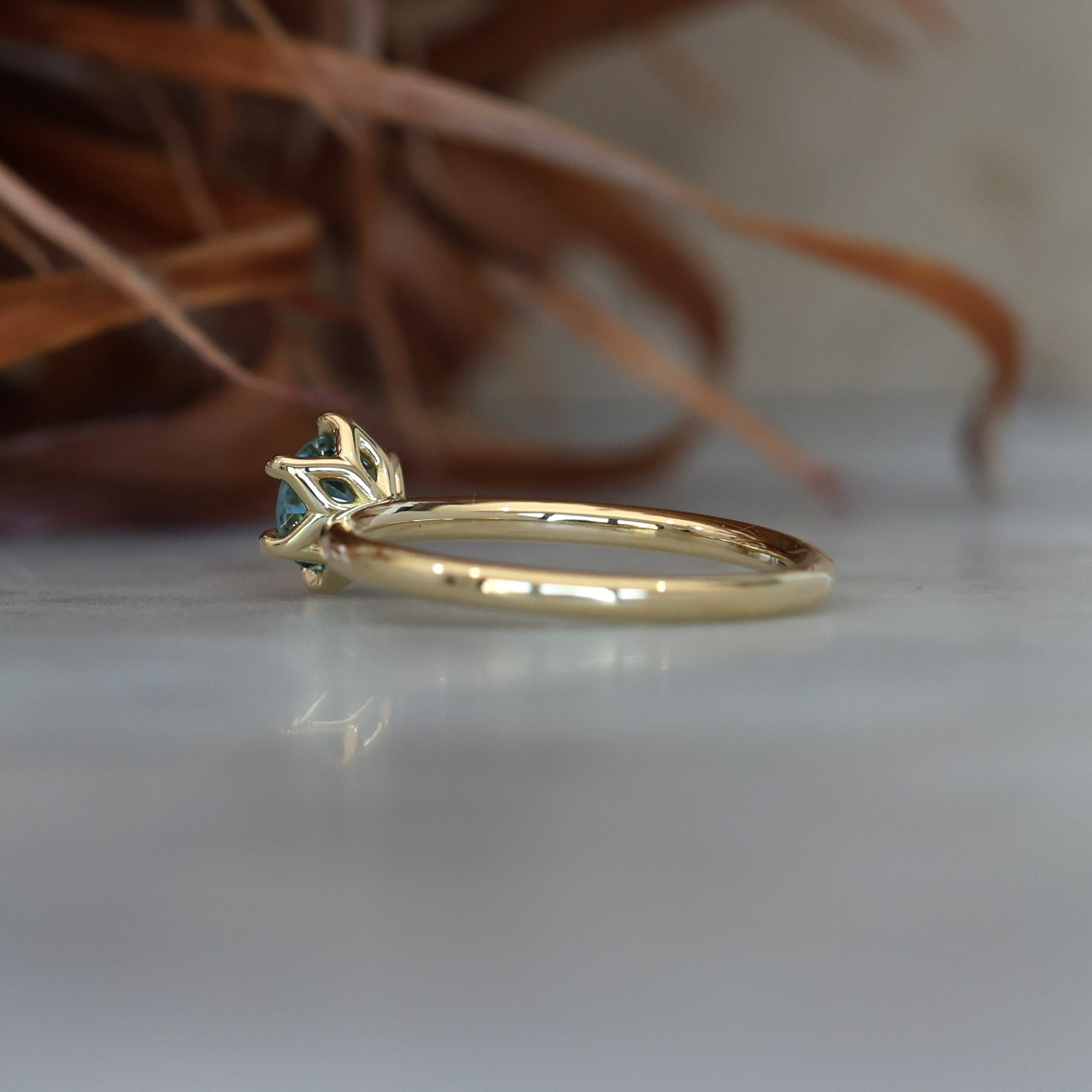 STARDUST / 0.70ct ROUND MONTANA SAPPHIRE SOLITAIRE ENGAGEMENT RING