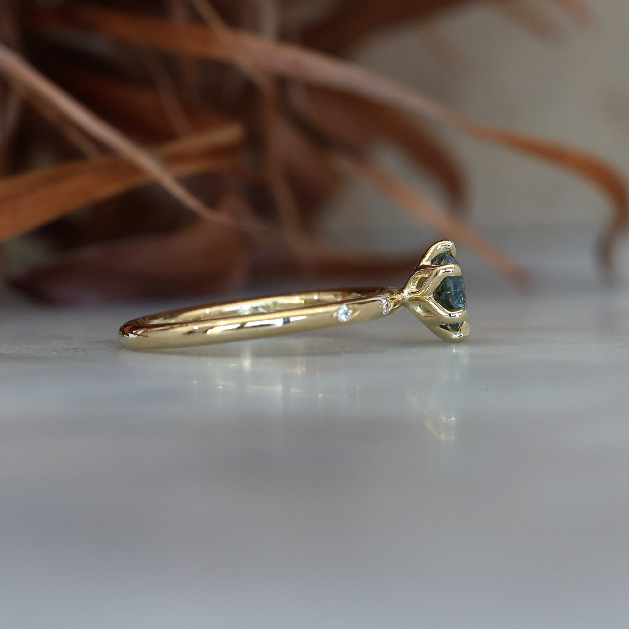 STARDUST / 0.70ct ROUND MONTANA SAPPHIRE SOLITAIRE ENGAGEMENT RING