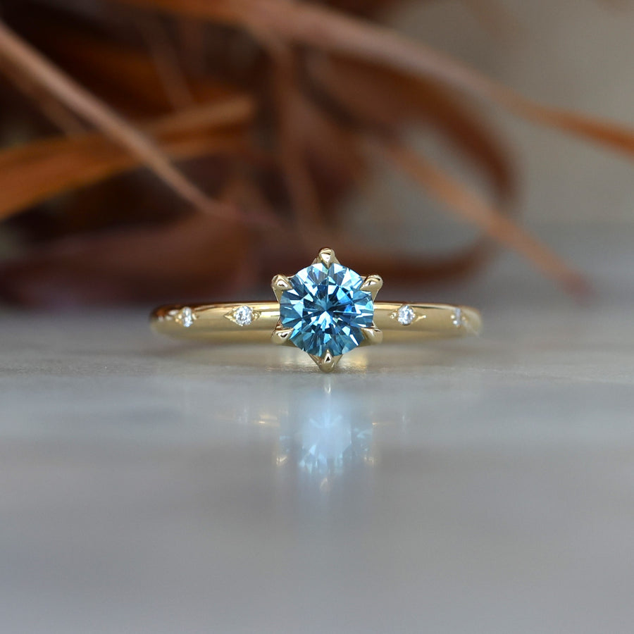 STARDUST / 0.70ct ROUND MONTANA SAPPHIRE SOLITAIRE ENGAGEMENT RING