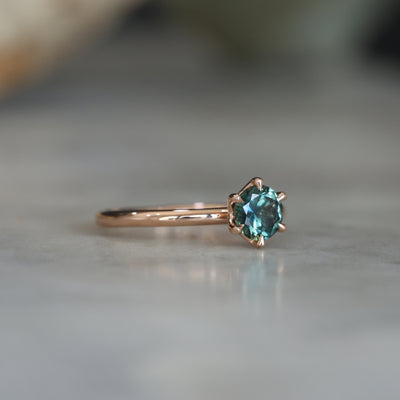 LOTUS / 0.71ct ROUND PARTI SAPPHIRE 6 CLAW SOLITAIRE