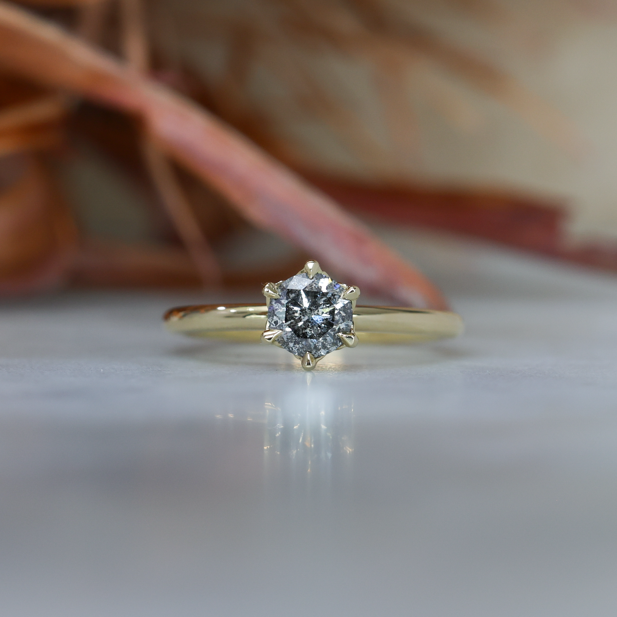 DUNE / 0.71ct ROUND CUT SALT & PEPPER DIAMOND 6 CLAW SOLITAIRE