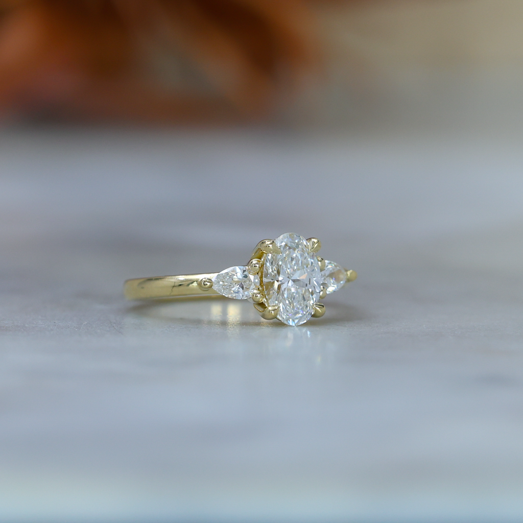 MAY TRILOGY / 0.74ct OVAL LAB DIAMOND RING