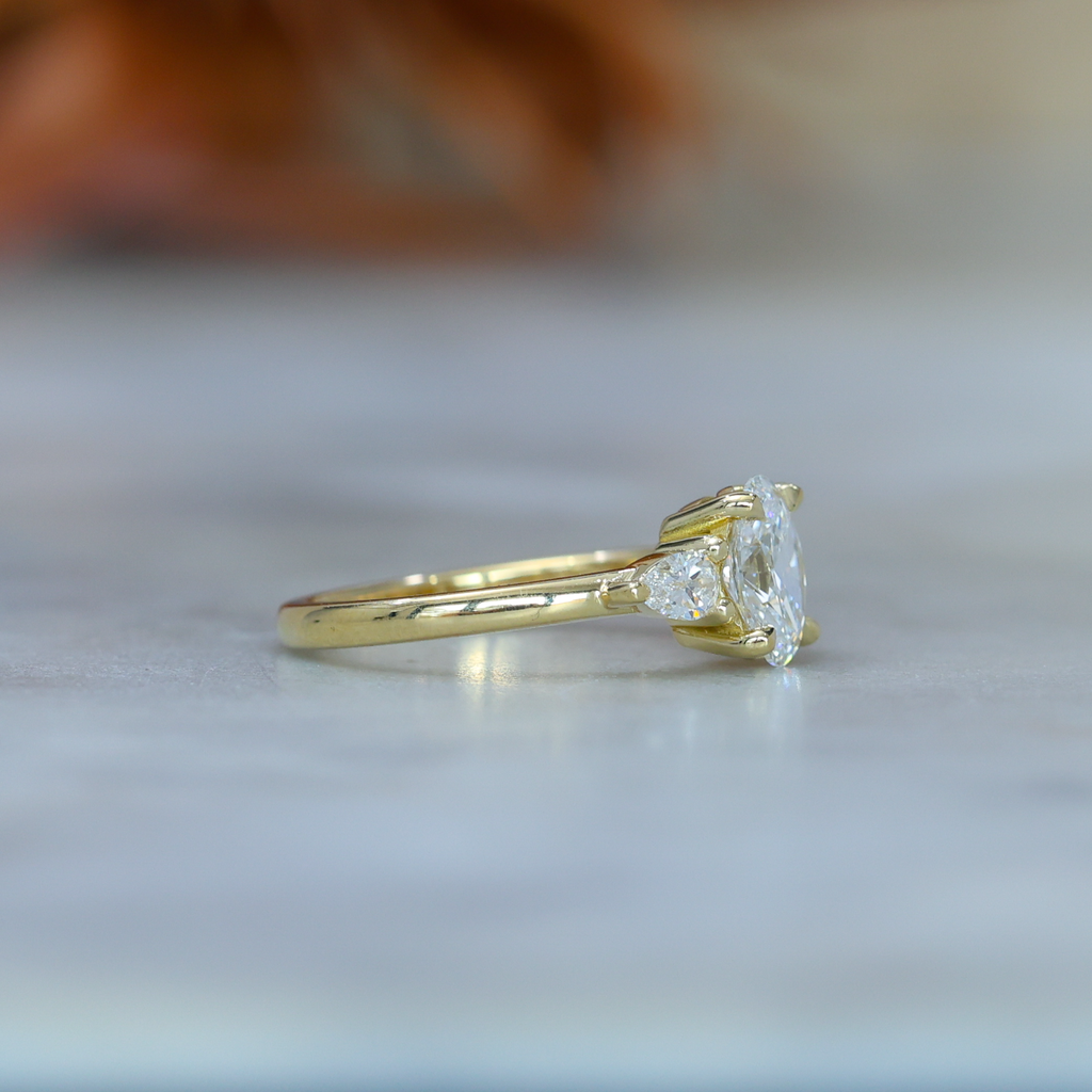 MAY TRILOGY / 0.74ct OVAL LAB DIAMOND RING