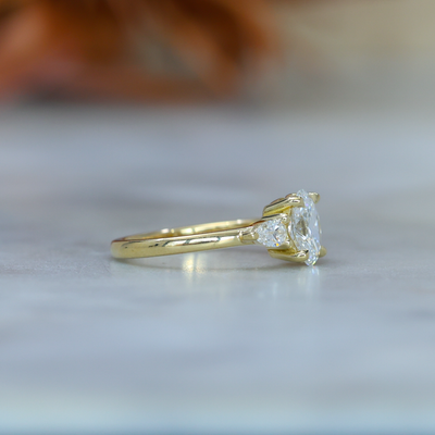 MAY TRILOGY / 0.74ct OVAL LAB DIAMOND RING