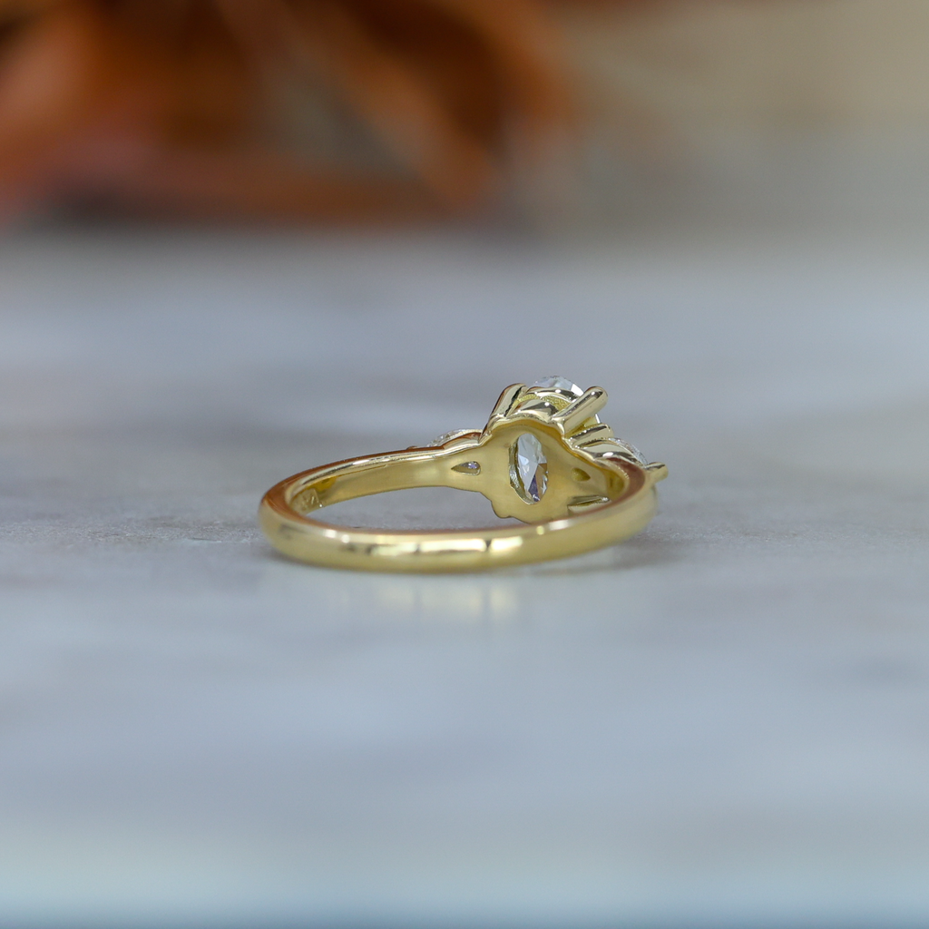 MAY TRILOGY / 0.74ct OVAL LAB DIAMOND RING