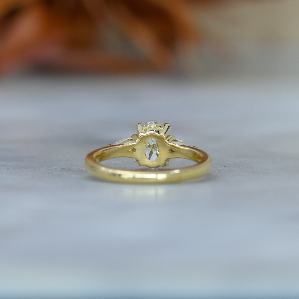 MAY TRILOGY / 0.74ct OVAL LAB DIAMOND RING