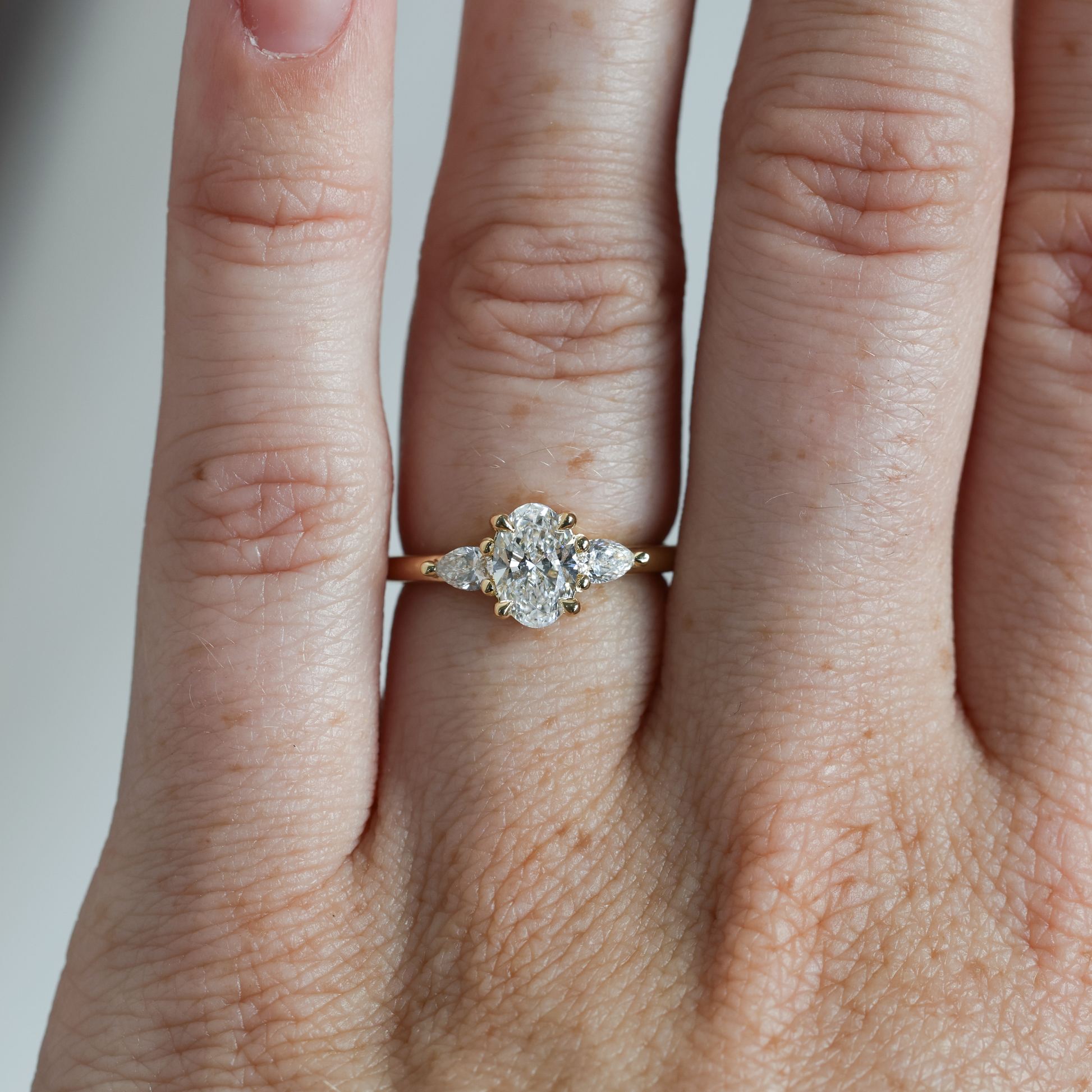 MAY TRILOGY / 0.74ct OVAL LAB DIAMOND RING