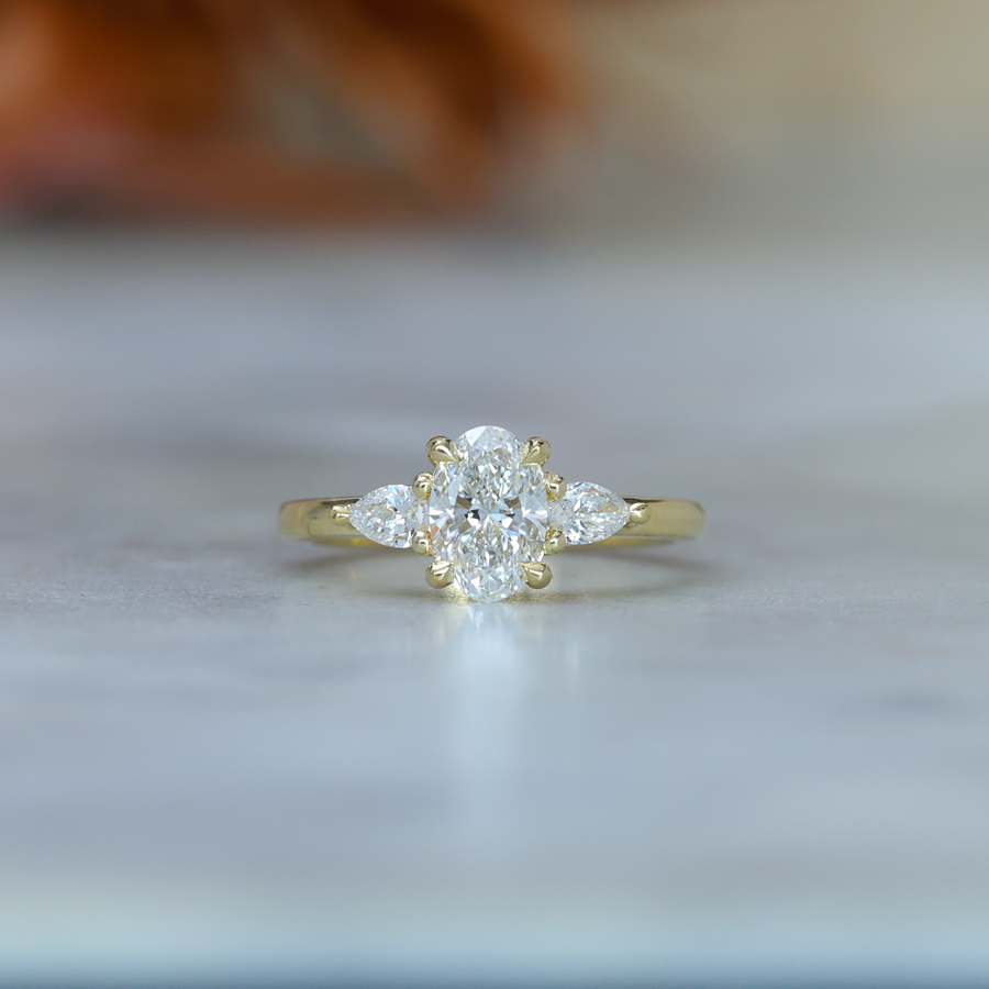 MAY TRILOGY / 0.74ct OVAL LAB DIAMOND RING