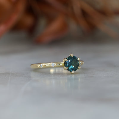 STARDUST / 0.80CT AUSTRALIAN PARTI SAPPHIRE SOLITAIRE ENGAGEMENT RING