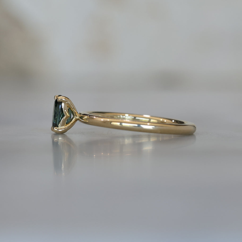 DUNE / 0.83CT OVAL AUSTRALIAN PARTI SAPPHIRE 4 CLAW SOLITAIRE