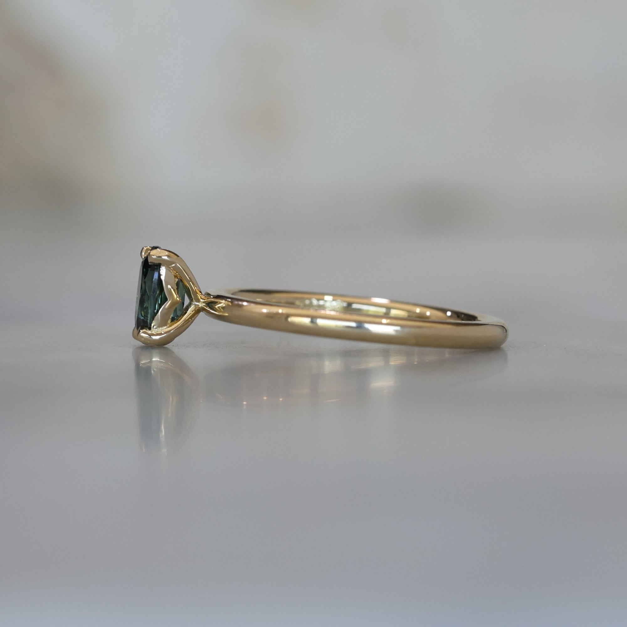 DUNE / 0.83CT OVAL AUSTRALIAN PARTI SAPPHIRE 4 CLAW SOLITAIRE