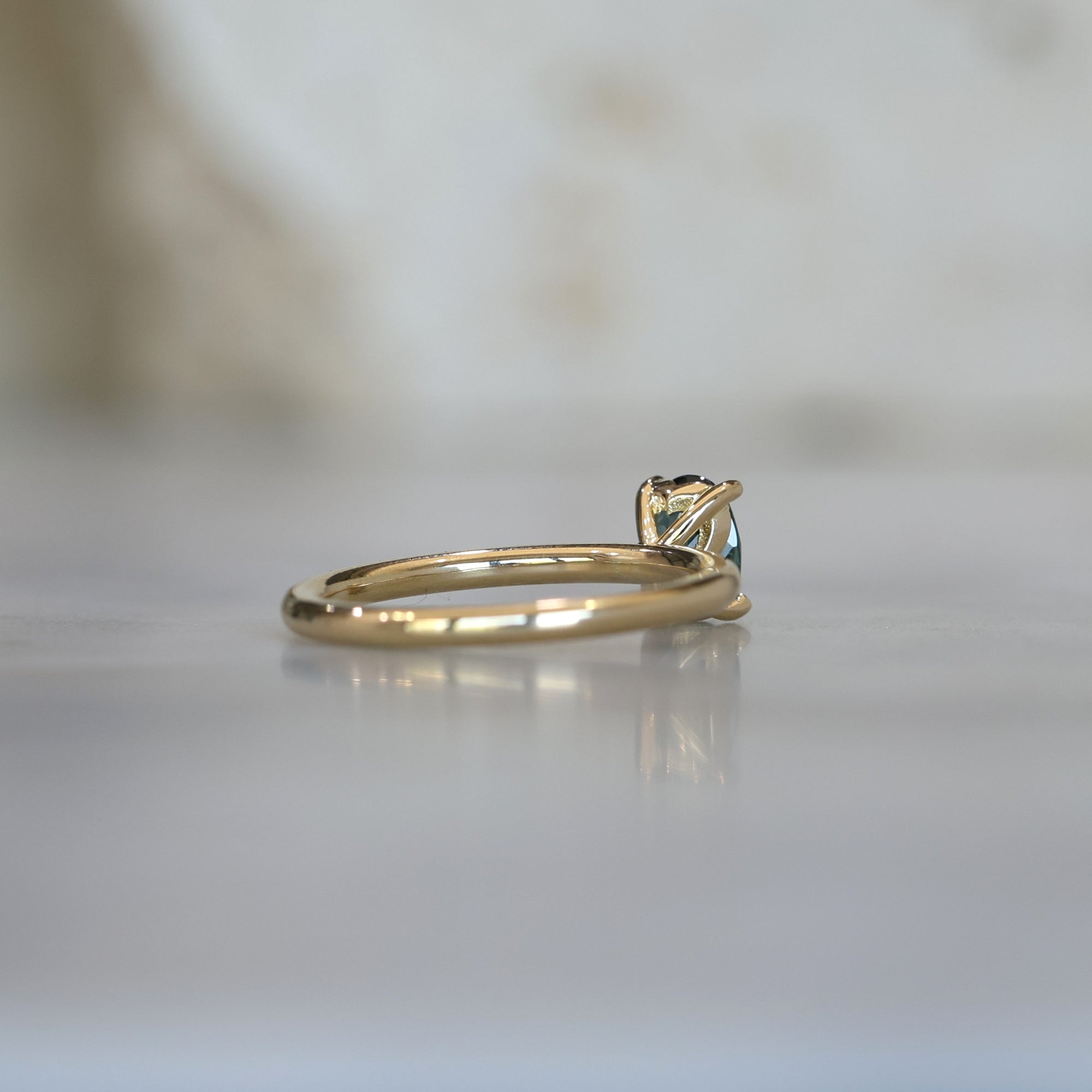 DUNE / 0.83CT OVAL AUSTRALIAN PARTI SAPPHIRE 4 CLAW SOLITAIRE