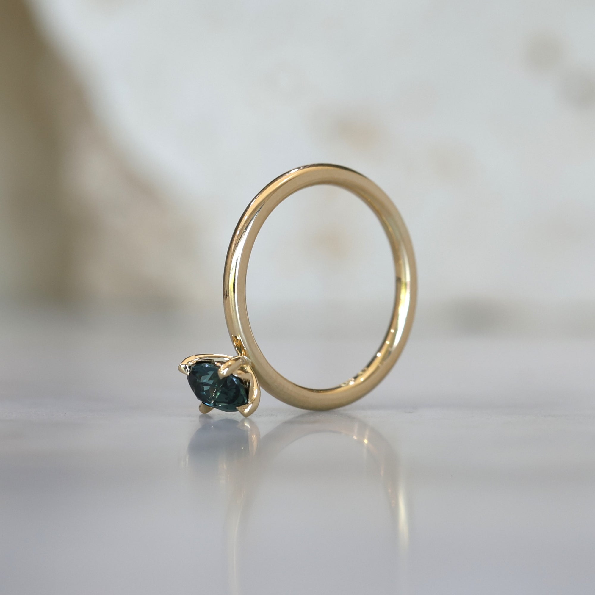 DUNE / 0.83CT OVAL AUSTRALIAN PARTI SAPPHIRE 4 CLAW SOLITAIRE