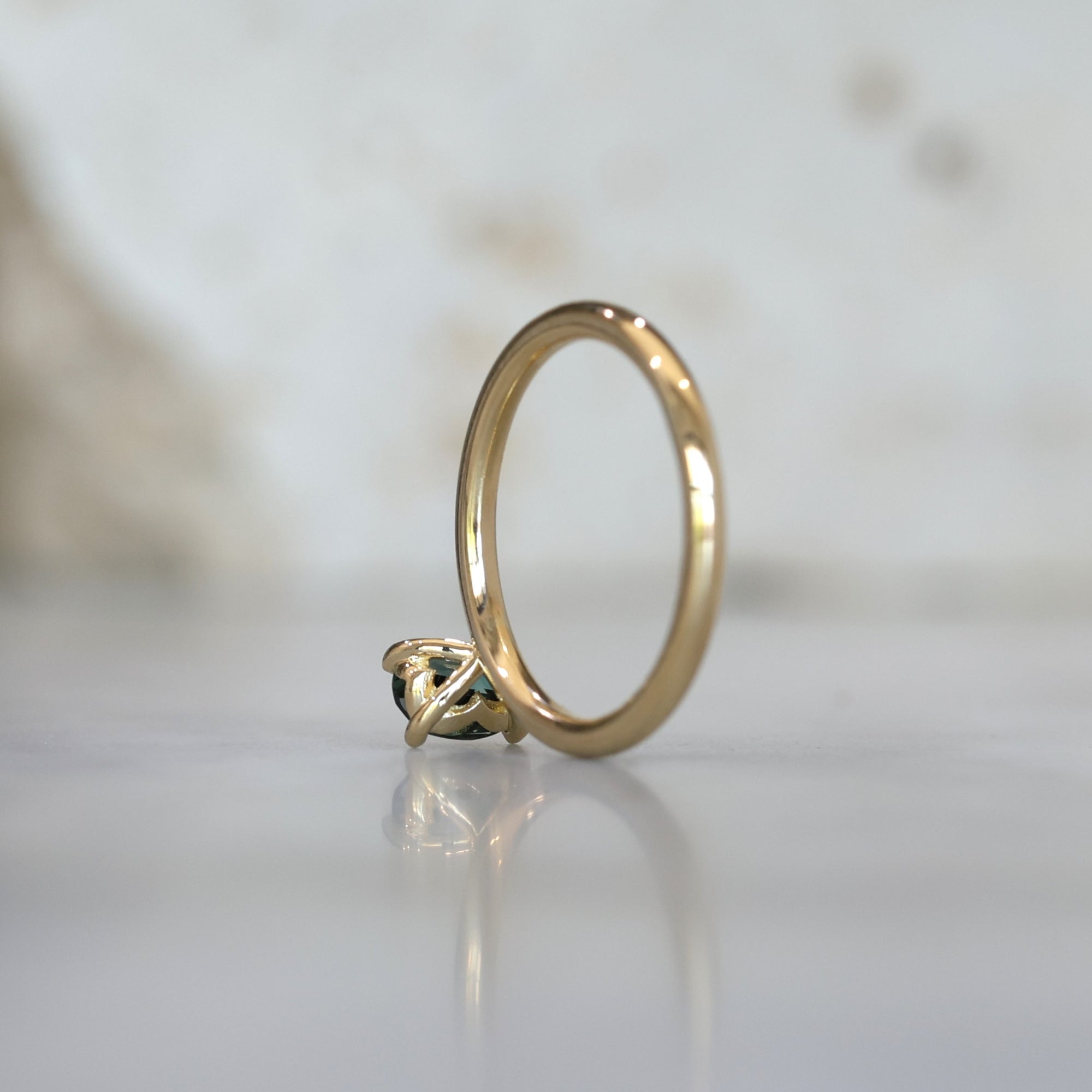 DUNE / 0.83CT OVAL AUSTRALIAN PARTI SAPPHIRE 4 CLAW SOLITAIRE