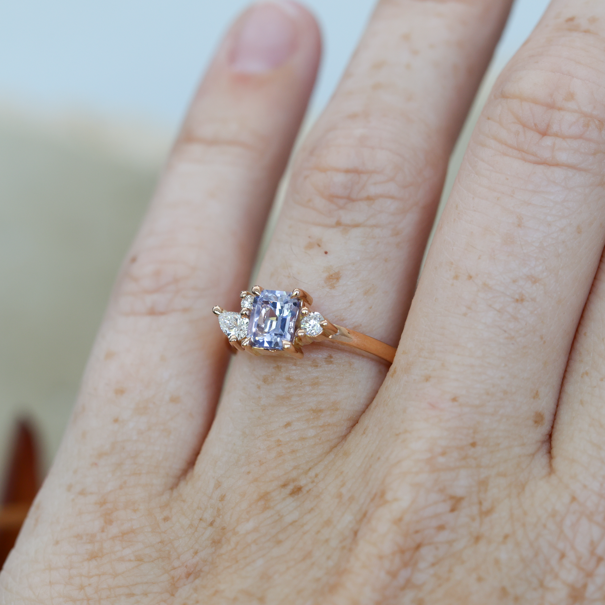 ASYMMETRIC / 0.99ct MADAGASCAN SAPPHIRE RING