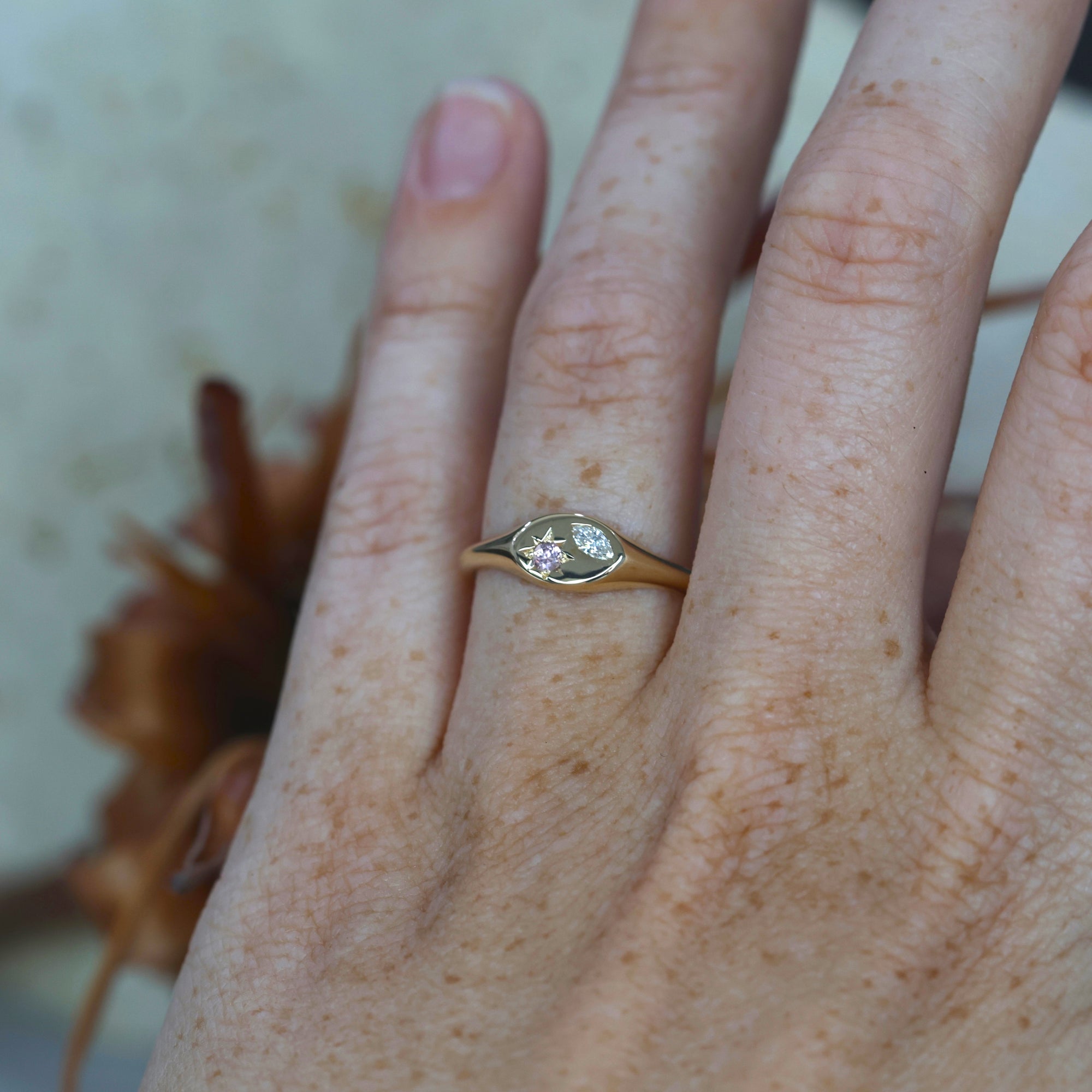 STAR SET / ELLIPSE SAPPHIRE & DIAMOND SIGNET