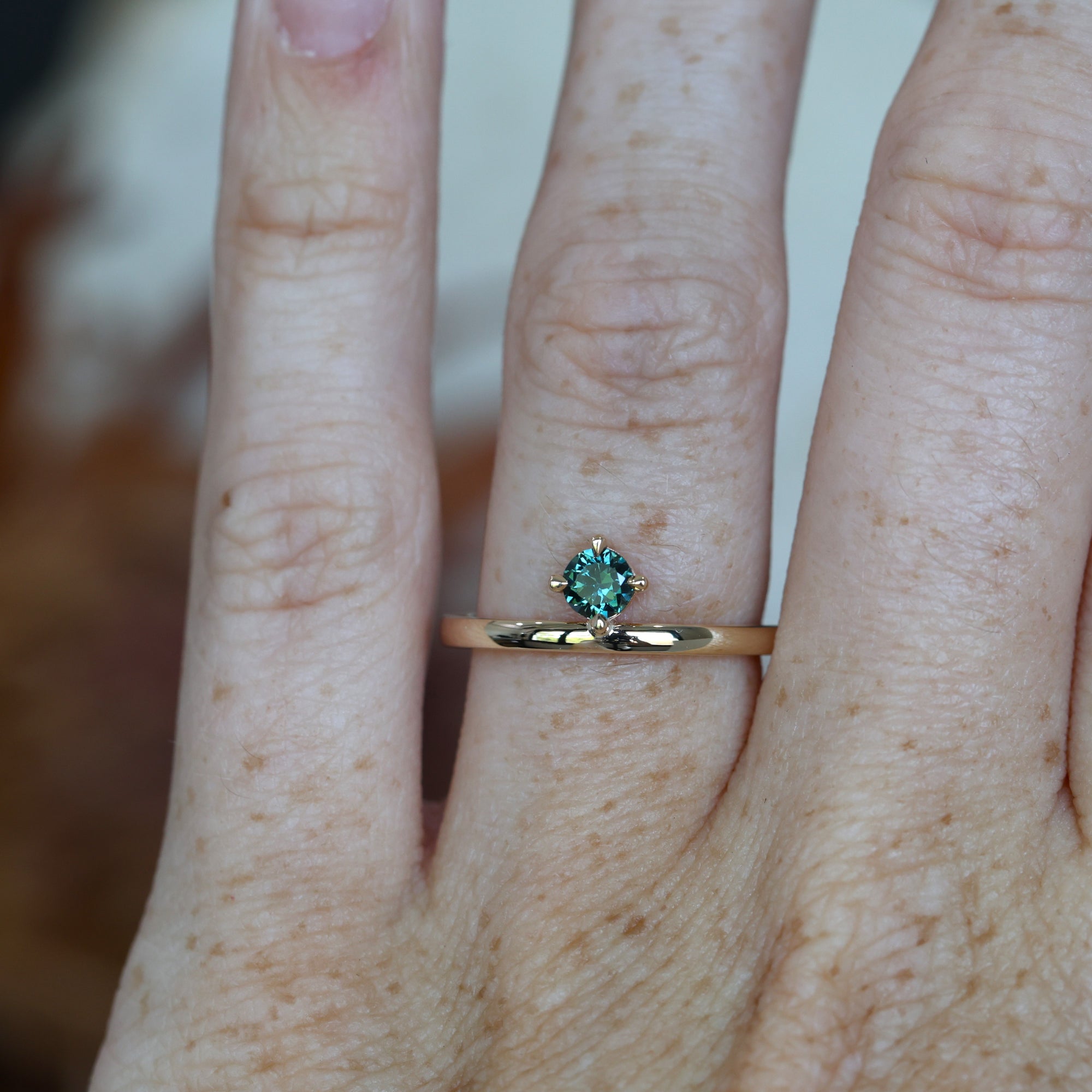 OFFSET / 0.35ct ROUND PARTI SAPPHIRE 4 CLAW SOLITIARE