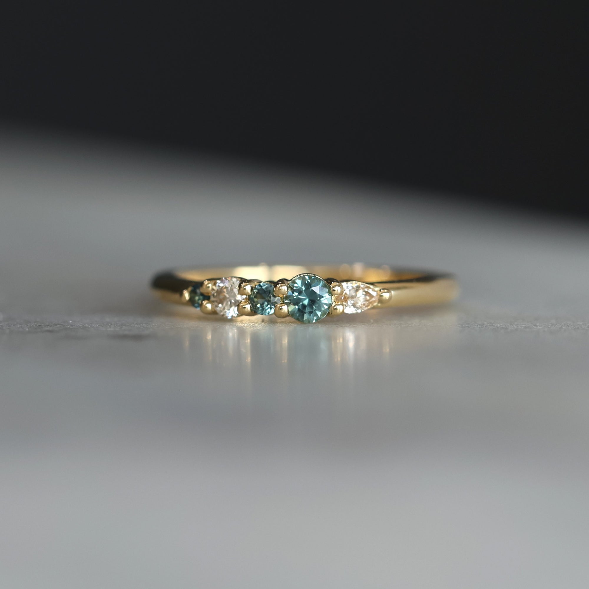 AUSTRALIAN ORIGINS / DIAMOND & SAPPHIRE CLUSTER RING