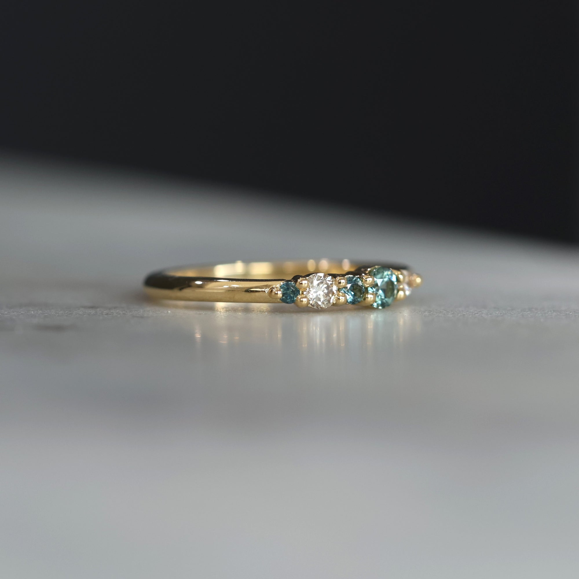 AUSTRALIAN ORIGINS / DIAMOND & SAPPHIRE CLUSTER RING