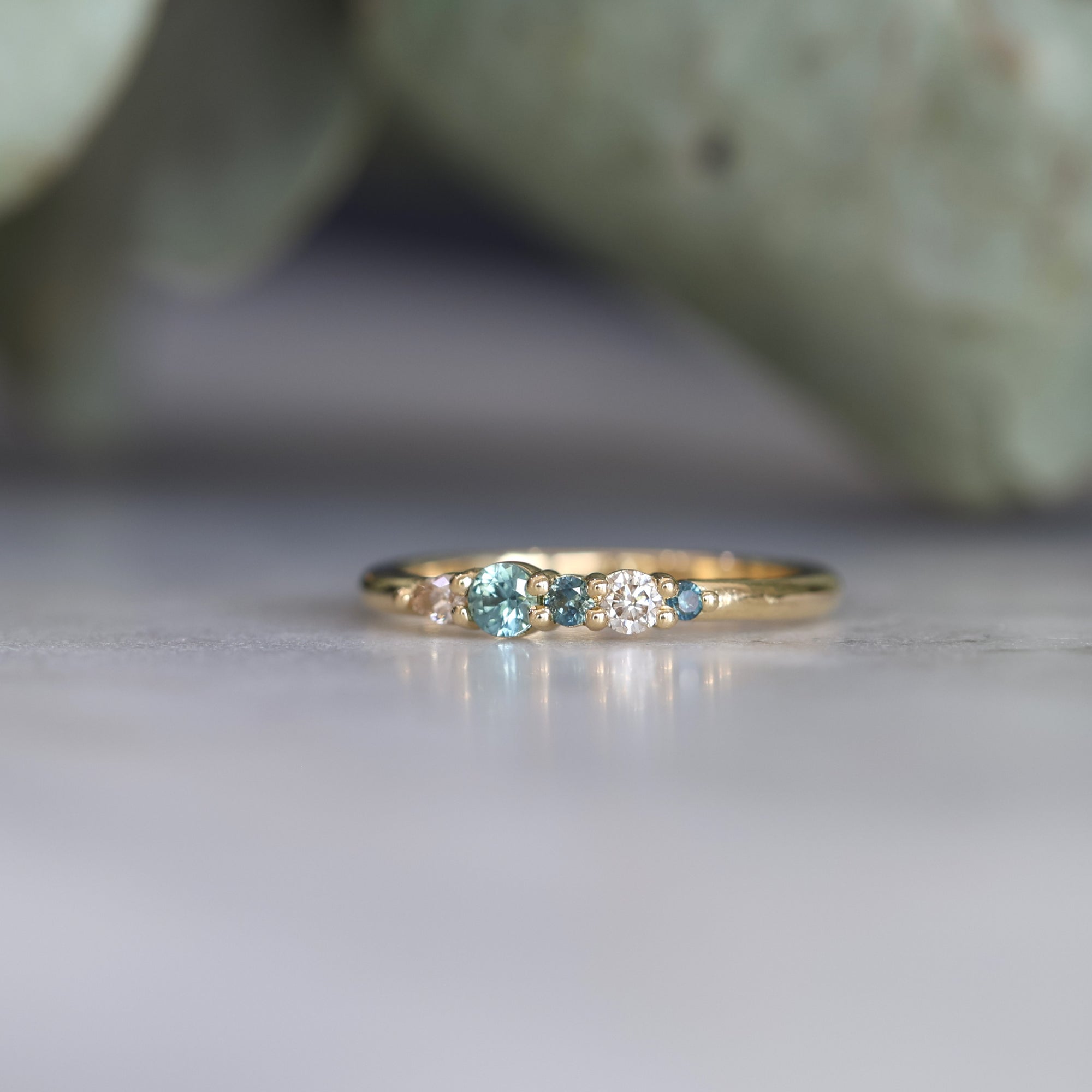 AUSTRALIAN ORIGINS / DIAMOND & SAPPHIRE CLUSTER RING