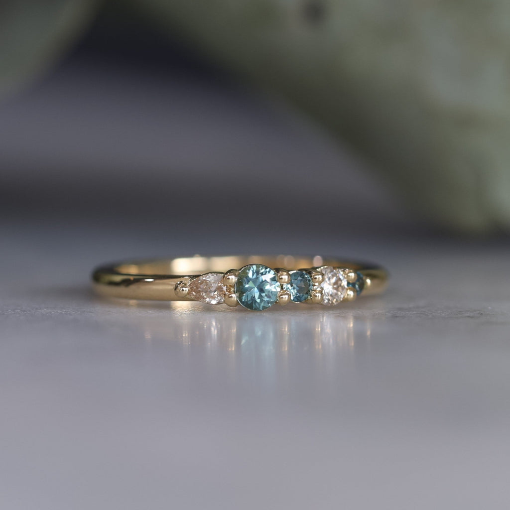 AUSTRALIAN ORIGINS / DIAMOND & SAPPHIRE CLUSTER RING