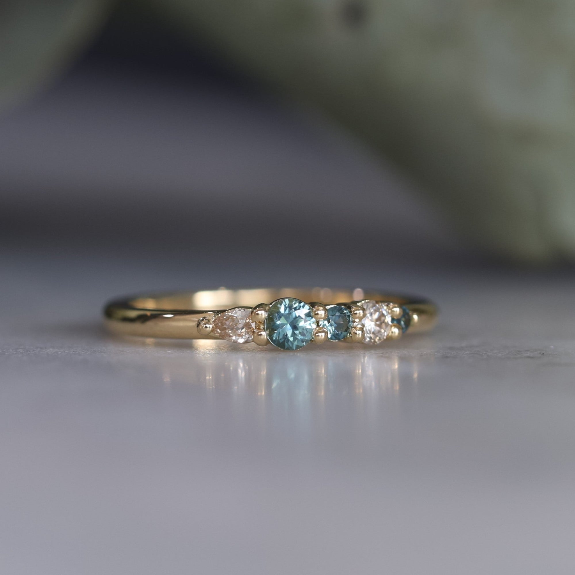 AUSTRALIAN ORIGINS / DIAMOND & SAPPHIRE CLUSTER RING