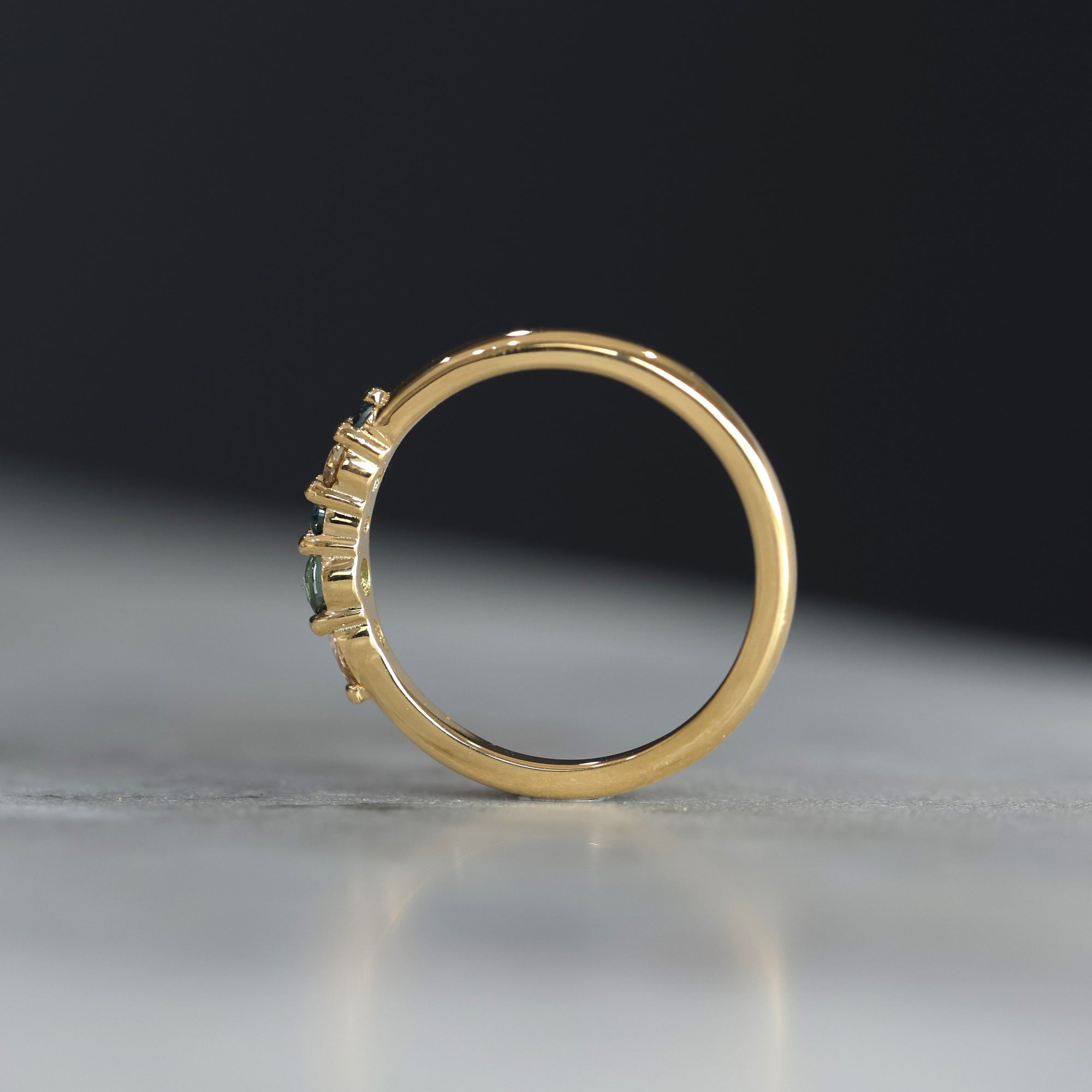 AUSTRALIAN ORIGINS / DIAMOND & SAPPHIRE CLUSTER RING