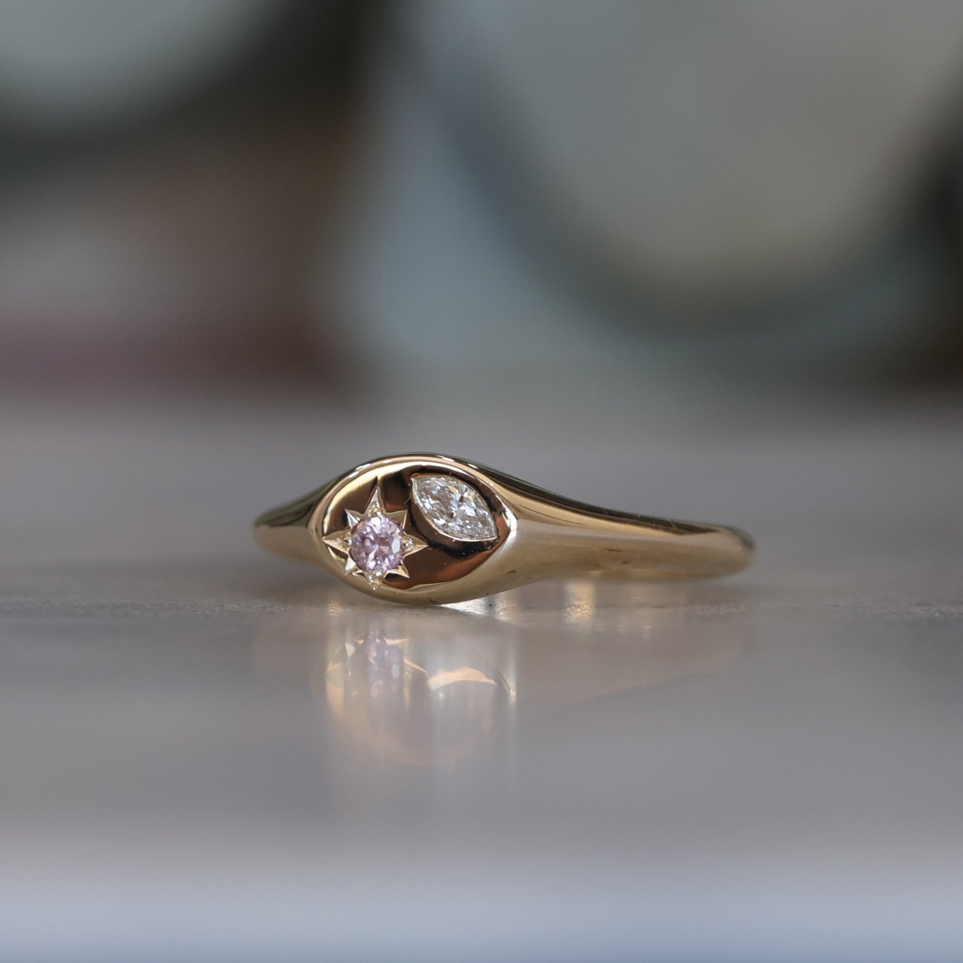 STAR SET / ELLIPSE SAPPHIRE & DIAMOND SIGNET