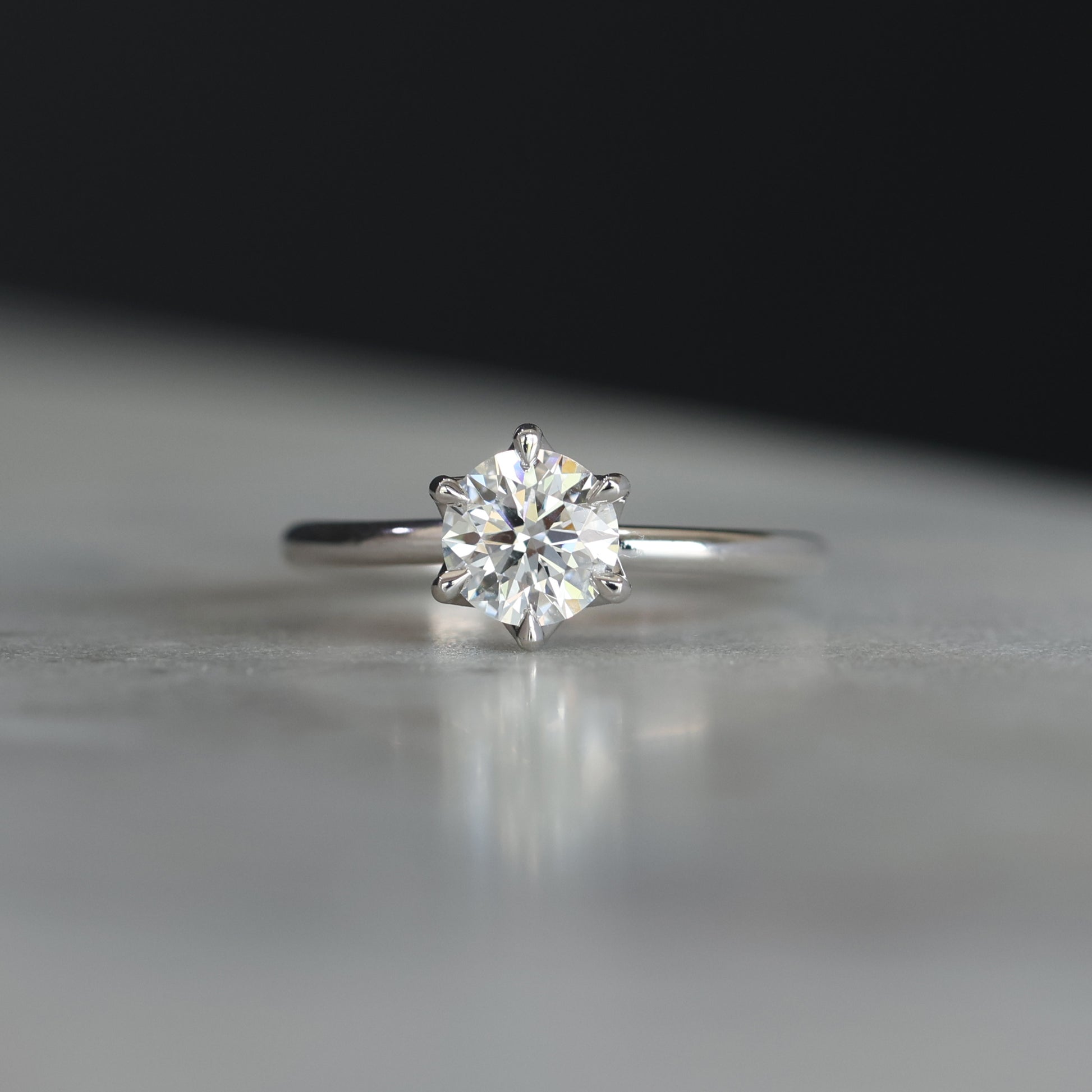 ROUND CUT LAB DIAMOND / LOTUS SOLITAIRE