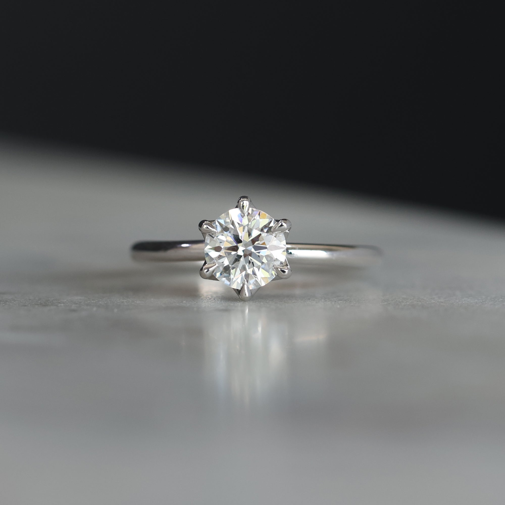 ROUND CUT LAB DIAMOND / LOTUS SOLITAIRE