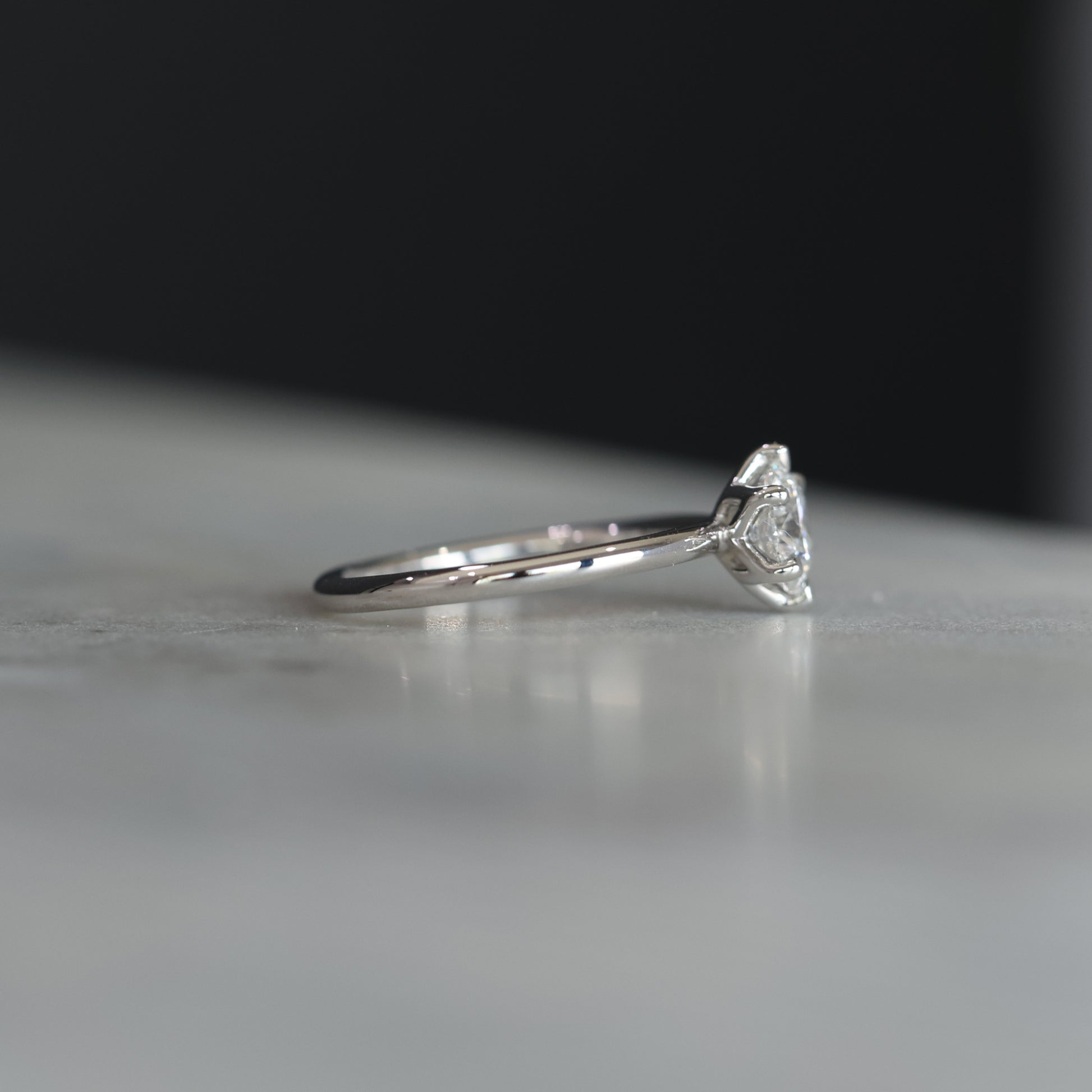 ROUND CUT LAB DIAMOND / LOTUS SOLITAIRE