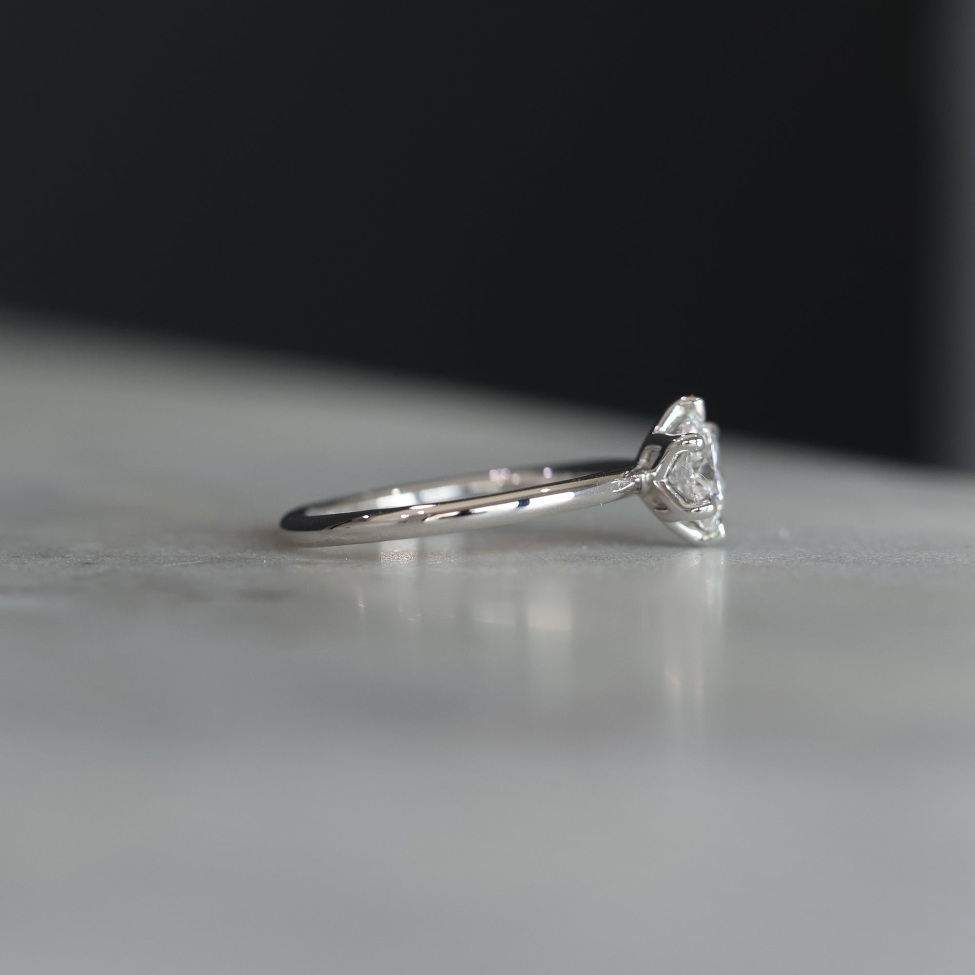 ROUND CUT LAB DIAMOND / LOTUS SOLITAIRE