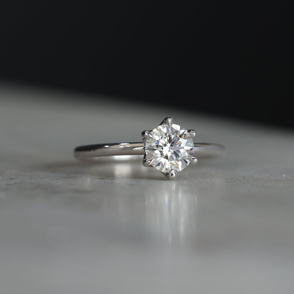 ROUND CUT LAB DIAMOND / LOTUS SOLITAIRE