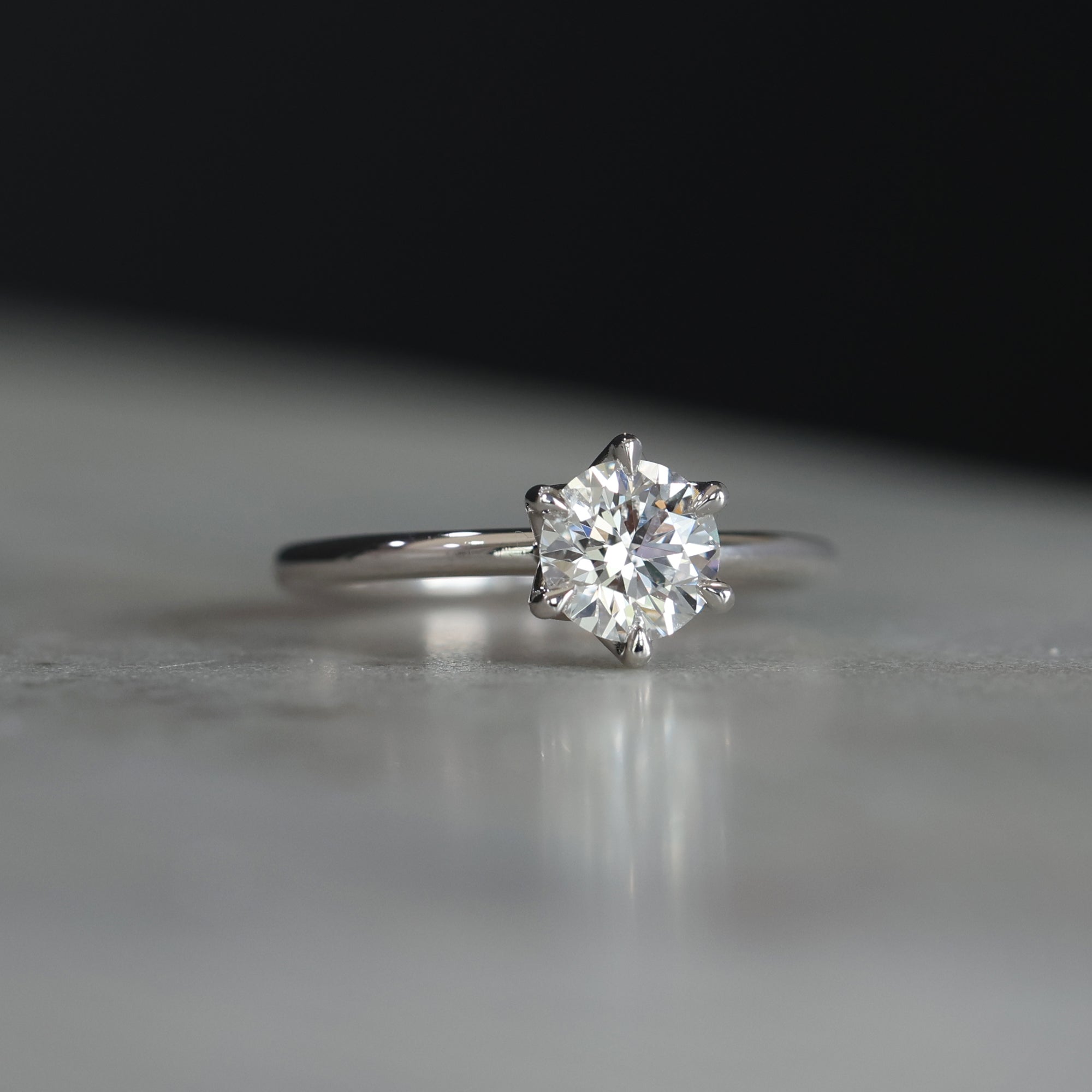 ROUND CUT LAB DIAMOND / LOTUS SOLITAIRE