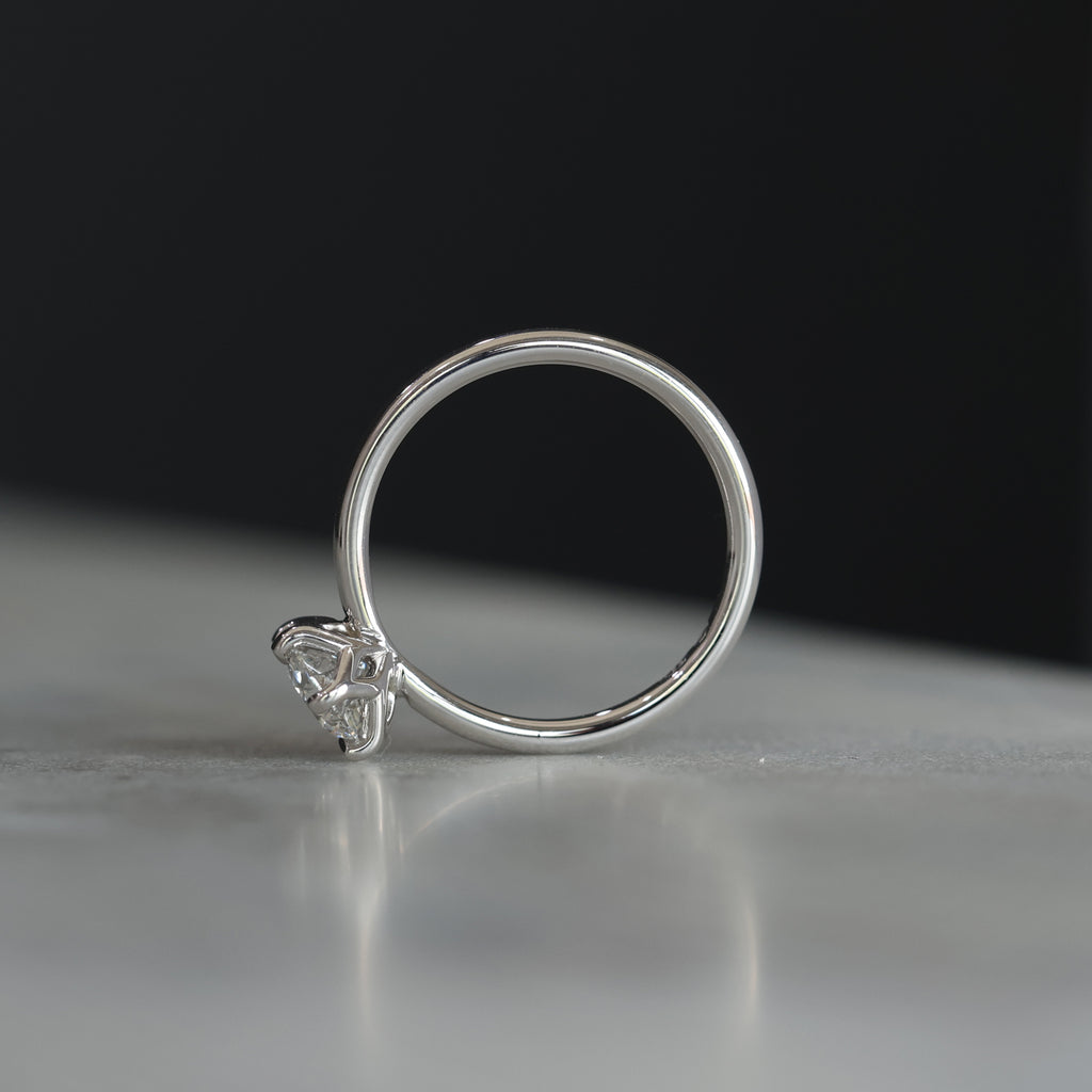 ROUND CUT LAB DIAMOND / LOTUS SOLITAIRE