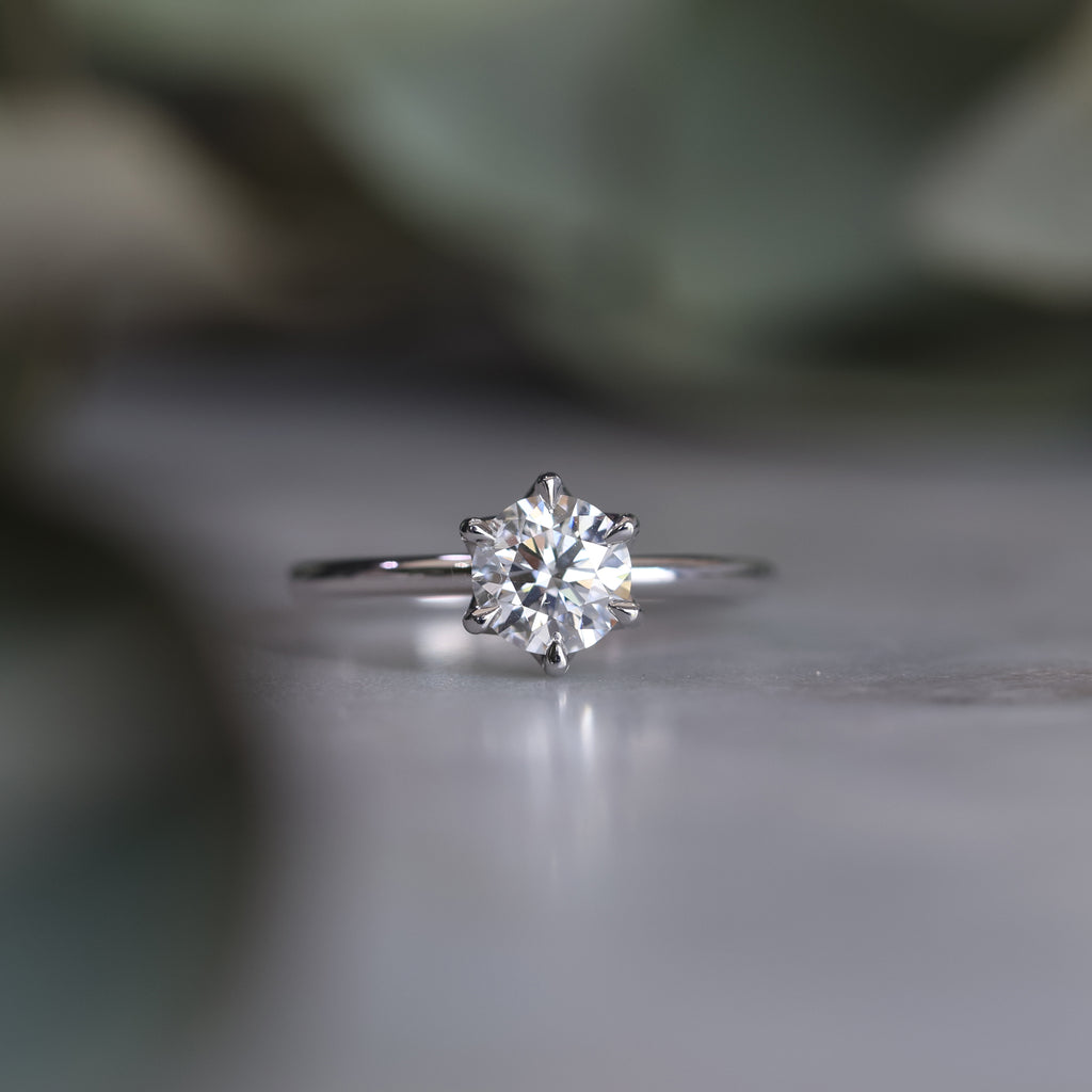 ROUND CUT LAB DIAMOND / LOTUS SOLITAIRE