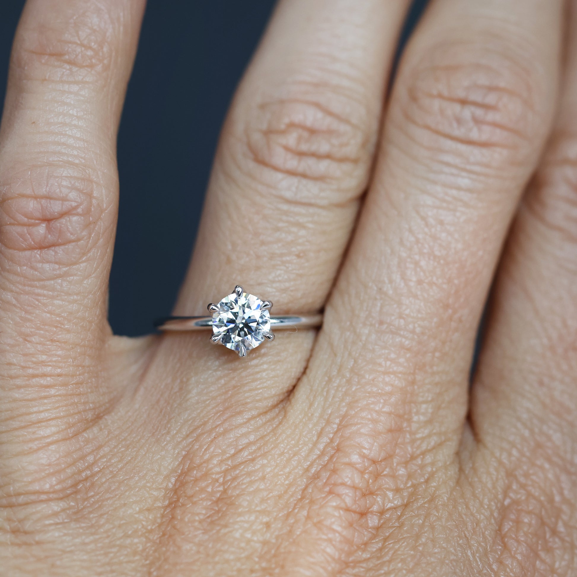 ROUND CUT LAB DIAMOND / LOTUS SOLITAIRE