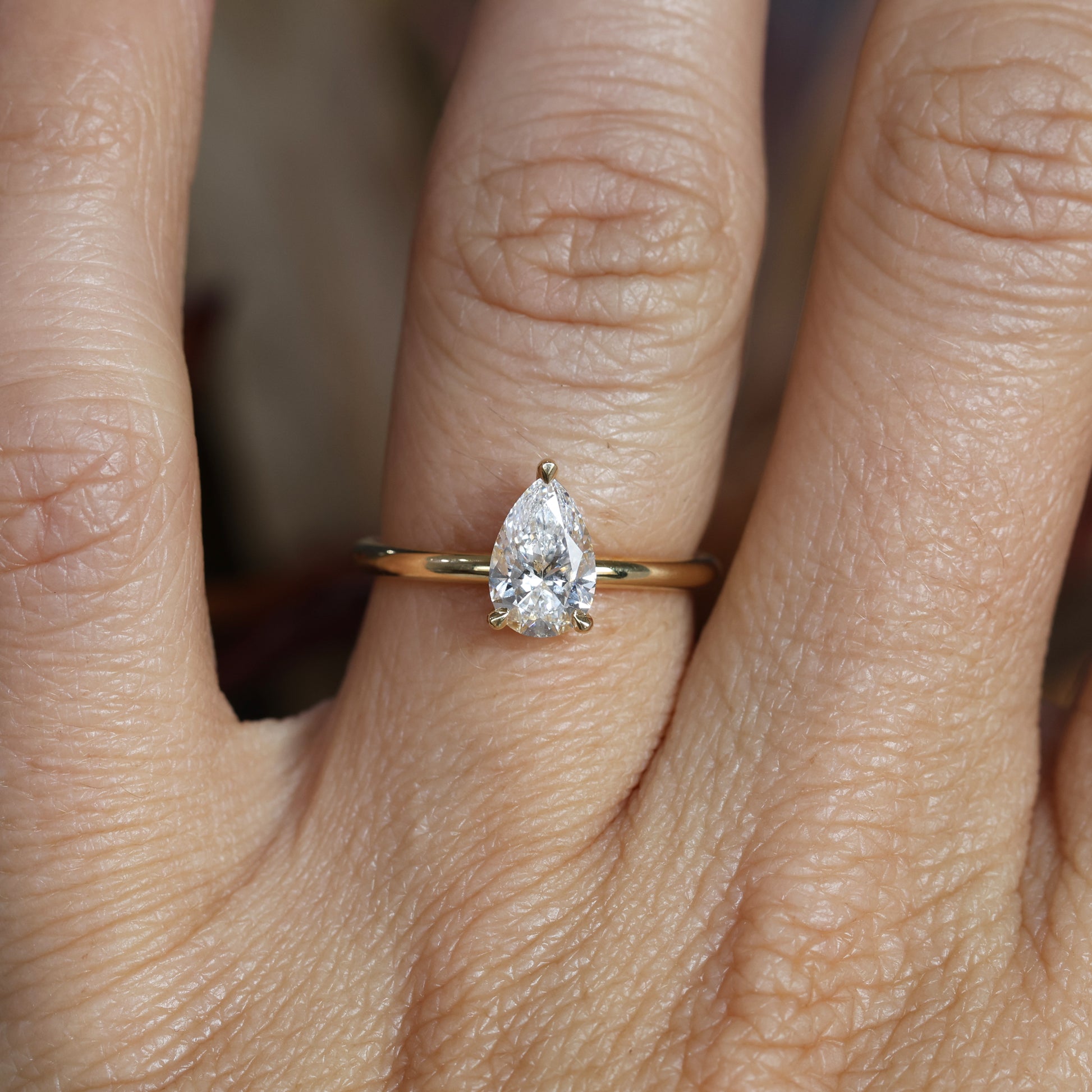 DUNE / 1.00ct PEAR CUT DIAMOND 3 CLAW SOLITAIRE